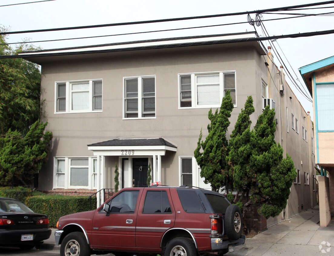 Foto del edificio - 2209 E 10th St