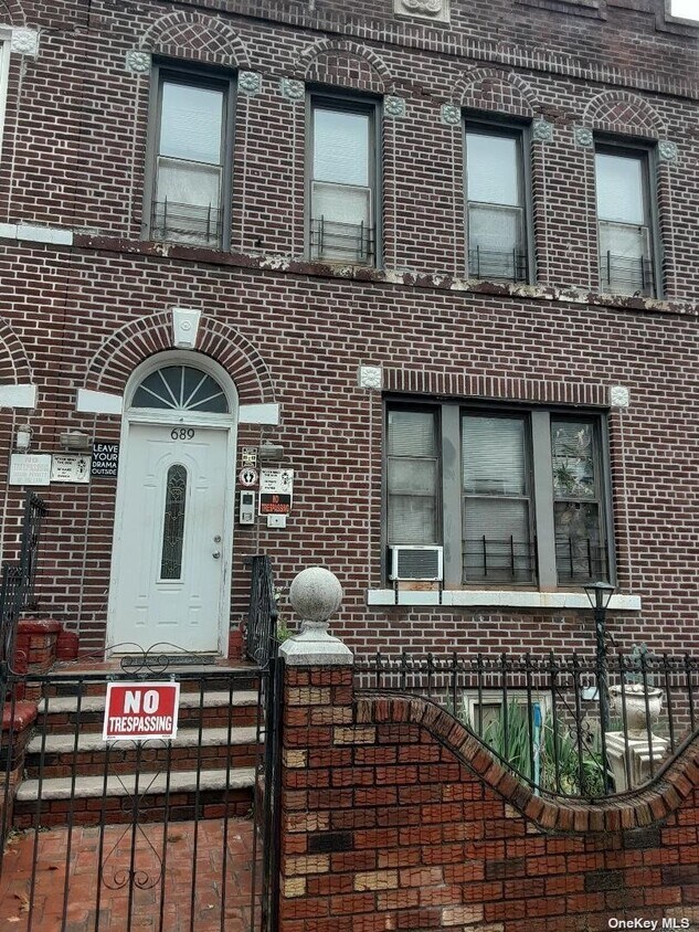 Foto principal - 689 Bristol St