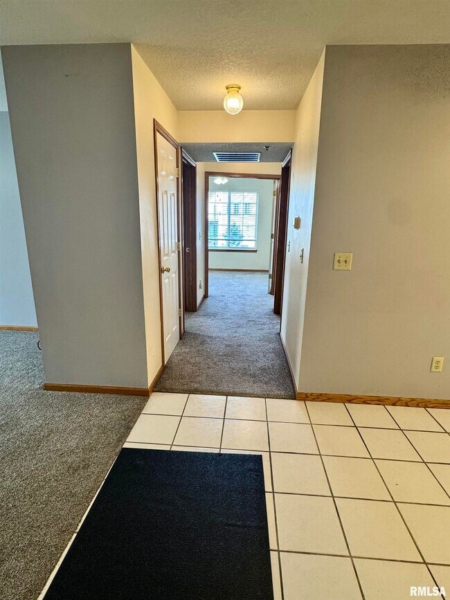 Foto del edificio - 3031 Holiday Ct