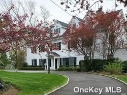 Foto del edificio - 187 Hewlett Neck Rd