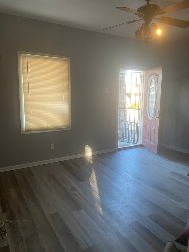 Sala de estar - 5926 Harney Ave