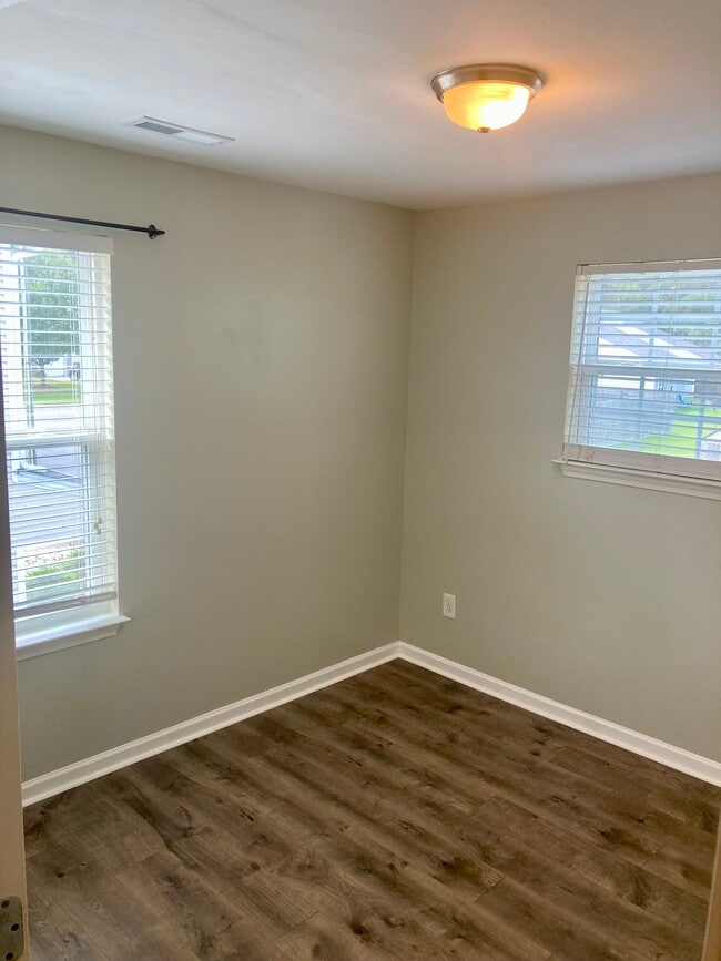 Foto del edificio - 1358 Dowden St
