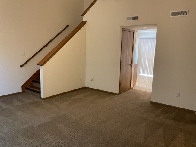 Building Photo - 707-707 Glenstone Dr