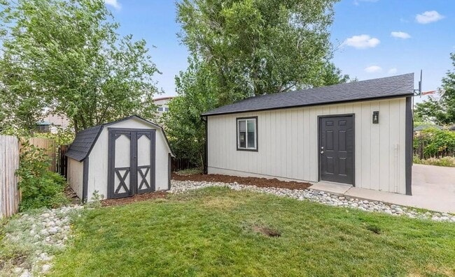 Building Photo - 9563 W Caley Ave