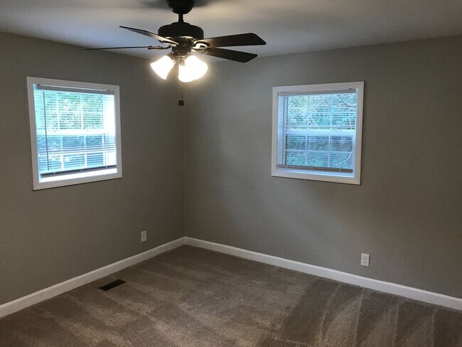 Building Photo - Room in 4 Bedroom Home at Evelyn St