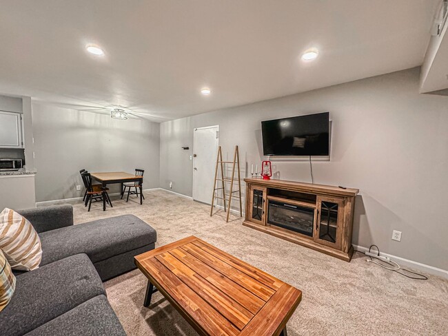 Building Photo - Beautiful Fully Furnished 2 Bed 1 Bath Con...