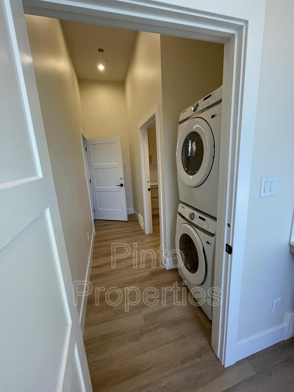 Photo du bâtiment - 8717-8110 110 St NW