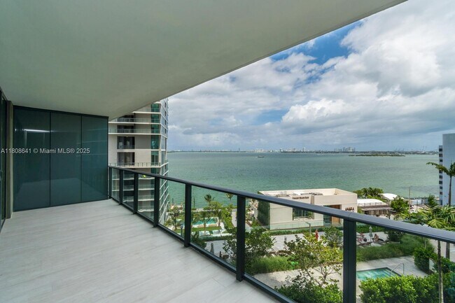 Foto del edificio - 650 NE 32nd St