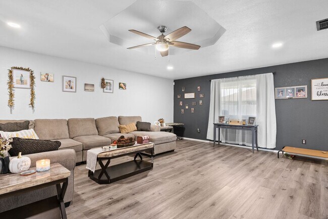 Foto del edificio - Beautiful home in available June 1st