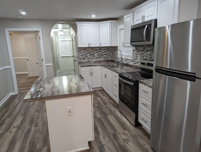 Kitchen - 305 Westview Blvd