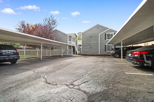 Área de estacionamiento - 6200 E Iliff Ave