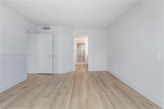 Foto del edificio - 555 NE 34th St