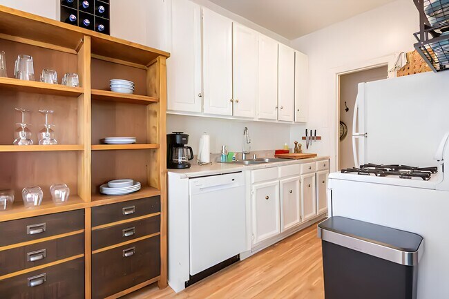 Foto del edificio - 241 S Doheny Dr