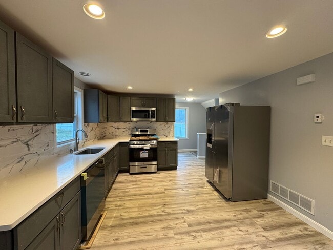 Building Photo - Recently Updated 3-Bedroom Townhouse in La...
