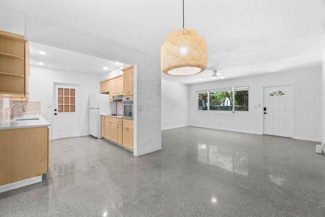 Building Photo - 809 S Atlantic Dr