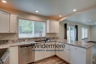 Building Photo - 1109 S Halsey Dr