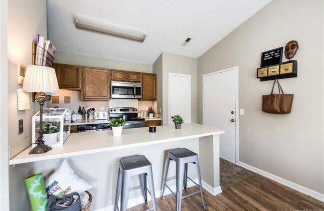 Building Photo - 6145 Meadow Rose Ln Apt K
