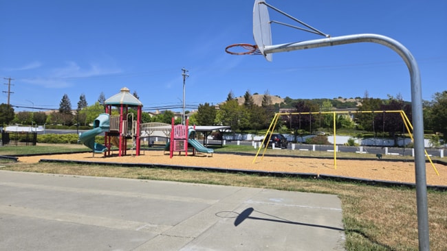 Building Photo - 2525 Flosden Rd