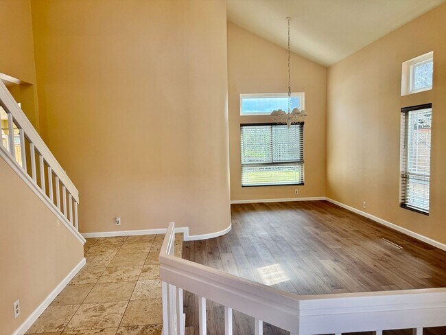 Building Photo - Nice 2 Story Family Home