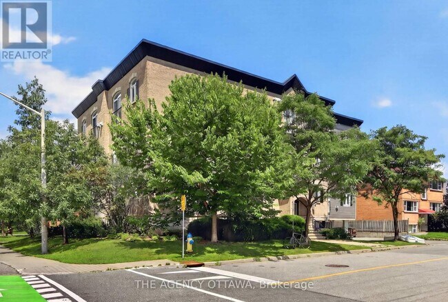 Photo du bâtiment - 711 Churchill Ave N