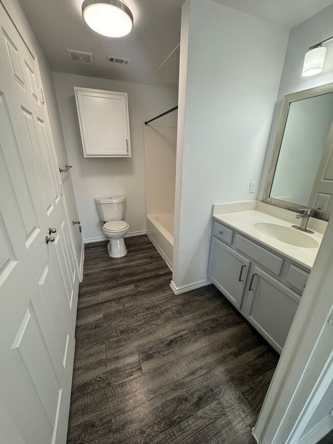 Interior Photo - Square 9