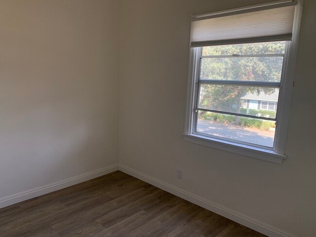 Building Photo - 123 S Grand Oaks Ave