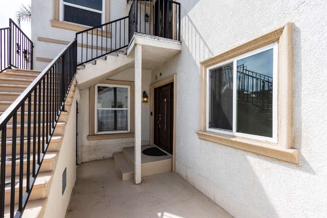 Building Photo - Stylishly Renovated Retro Duplex in the He...