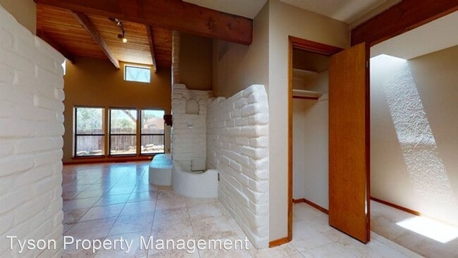 Building Photo - 3 br, 1.5 bath House - 2724 Tramway Cir NE