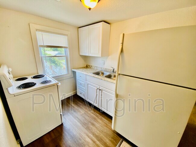 Foto del edificio - 4569 Hampshire Ave