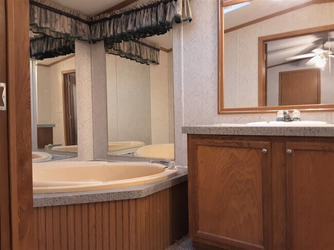 Foto del edificio - 4020 W Madison St