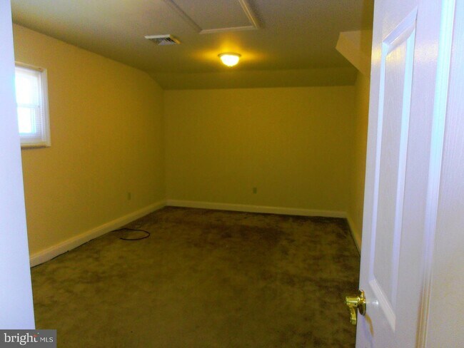 Building Photo - 16 Perennial Ln