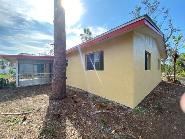 Foto del edificio - 5680 Stringfellow Rd