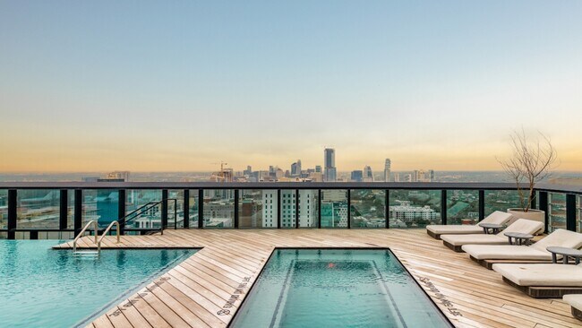 Piscina, vista a la ciudad - Yugo Austin Waterloo