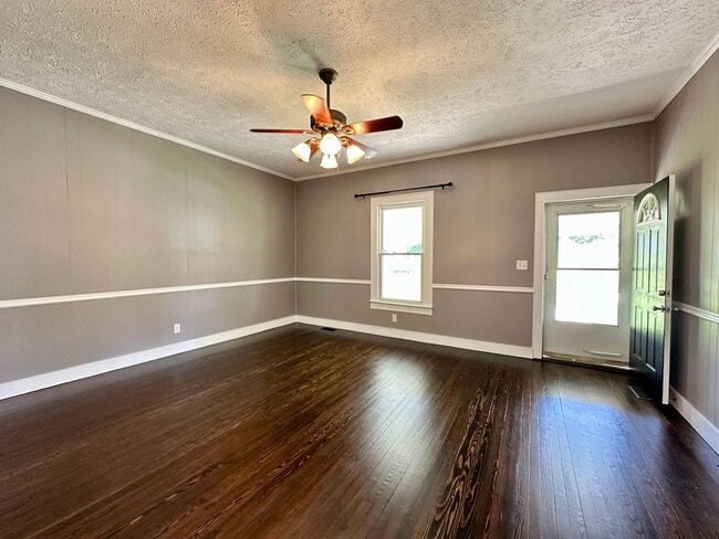 Building Photo - Charming 3 Bedroom Home for Rent – Recentl...