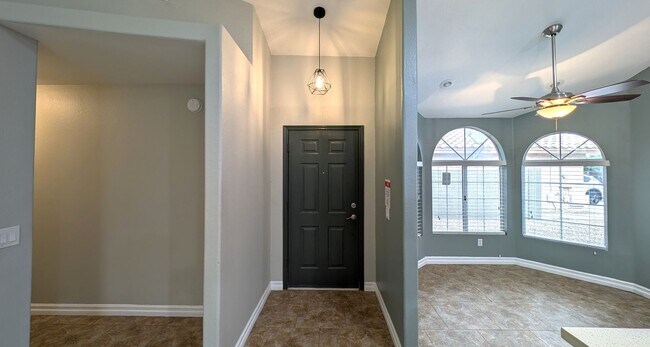 Foto del edificio - 2 Bedroom Home at The Springs Near E. Chandler Blvd. and S. Cooper Rd