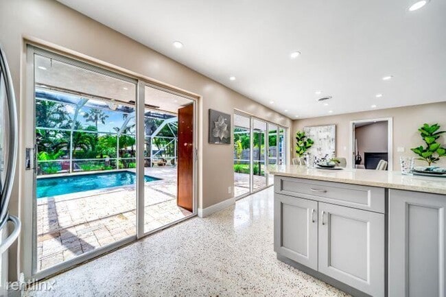 Building Photo - 3 br, 2 bath House - 6933 Bayshore Dr