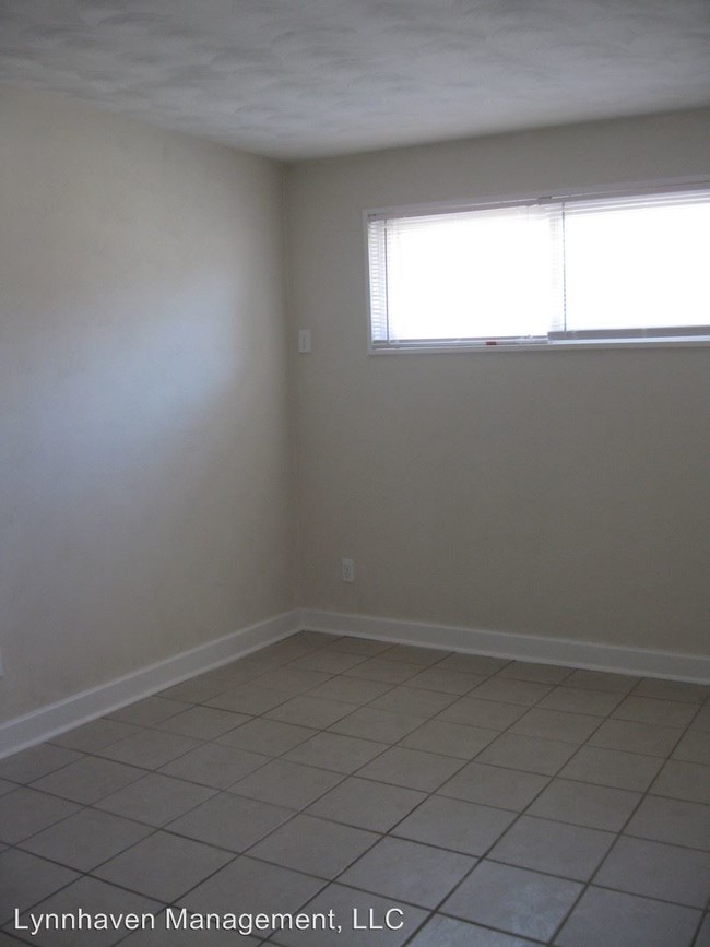 Building Photo - 327 Woodview Ave
