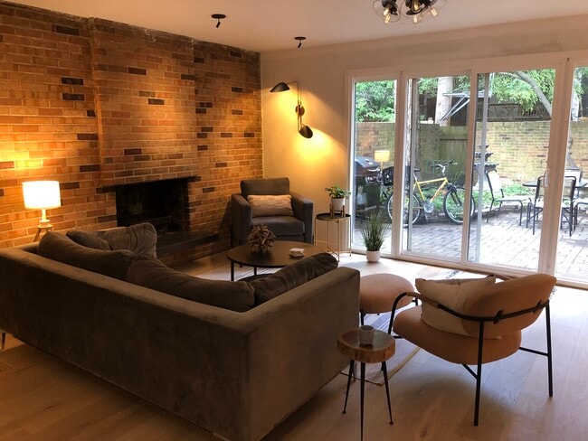 Living - 588 W Hawthorne Plz
