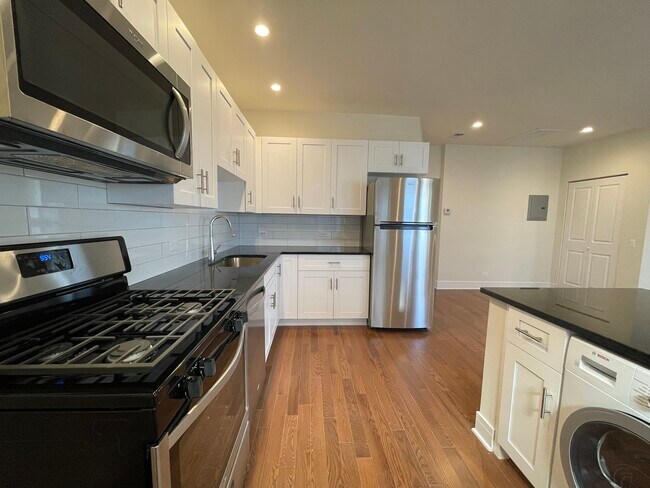 Building Photo - 3238 N Clark St