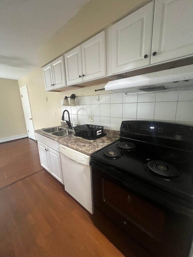 Foto del edificio - 5901 W Brown Deer Rd