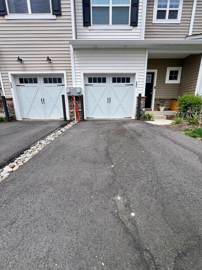 Foto del edificio - Luxurious 3-Bedroom Townhome in Norristown! Available mid-July!