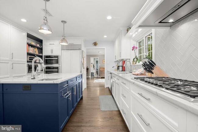 Building Photo - 5949 Searl Terrace