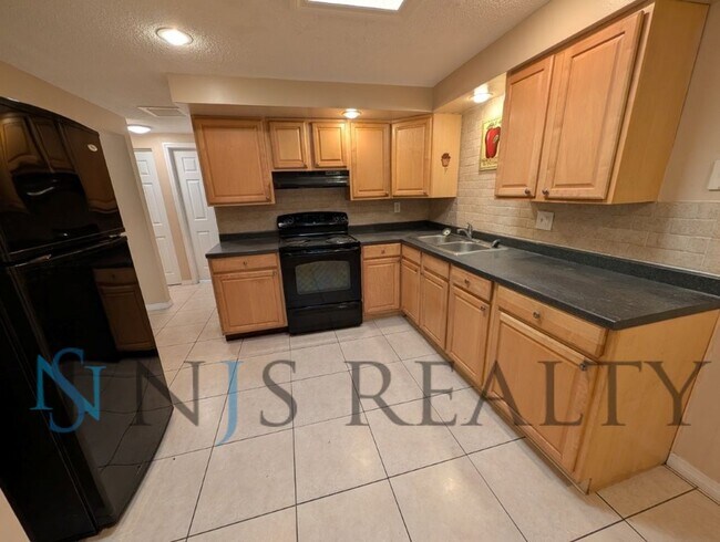 Foto del edificio - This 3/2/1 with over 1100 sq ft offers all tile floors open kitchen/dining, split floor plan on a...
