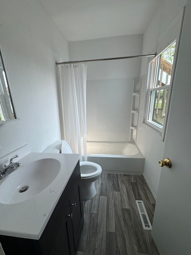 Foto del edificio - 2bd 1ba duplex for rent in Hudson IA