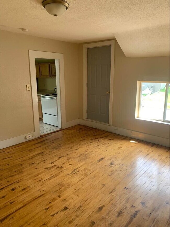 Building Photo - 3 Bedroom Student Rental Near UWEC