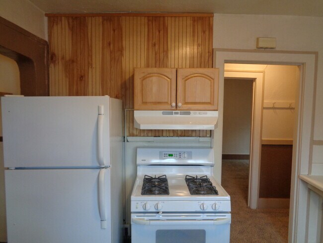 Building Photo - 2 Bedroom House with One Car Garage Near D...