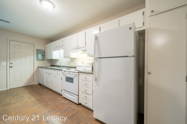 Building Photo - 2 br, 1 bath House - 142 Meredith Circle #10