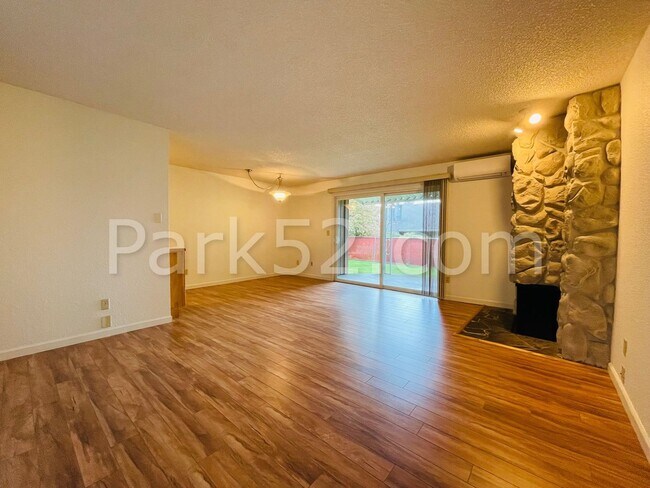 Building Photo - 1020 Panorama Dr