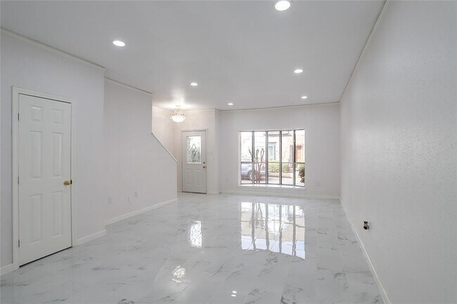 Building Photo - 840 Threadneedle St