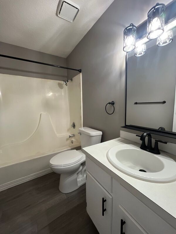 Building Photo - 5610 Salt Valley View